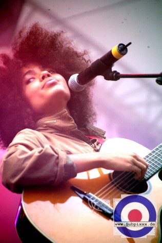 Nneka (NGR) 24. Summer Jam Festival - Fuehlinger See, Koeln - Green Stage 05. Juli 2009 (3).JPG